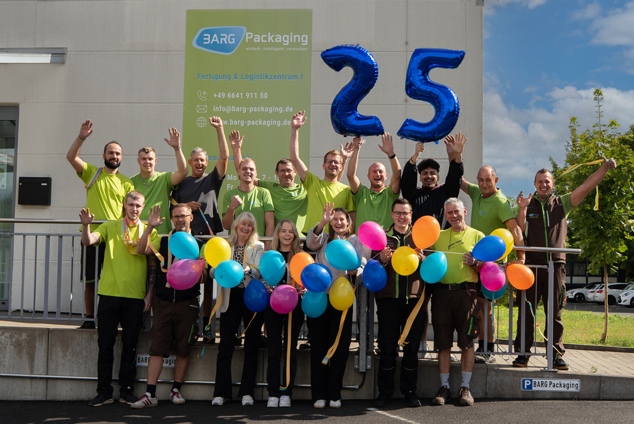 Das Team von BARG Packaging Schweiz feiert das 25-jährige Jubiläum vor dem Fertigungs- und Logistikzentrum