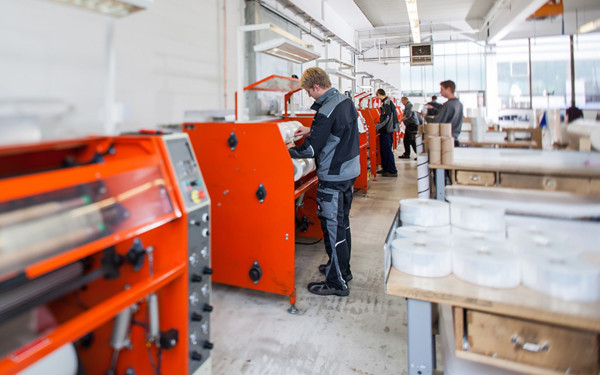 Produktionshalle von BARG Packaging Schweiz mit industriellen Wickelmaschinen